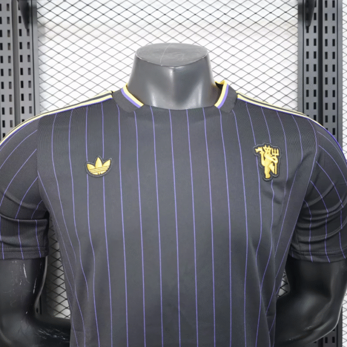 2526 Manchester United Clover player shirt - Image 3