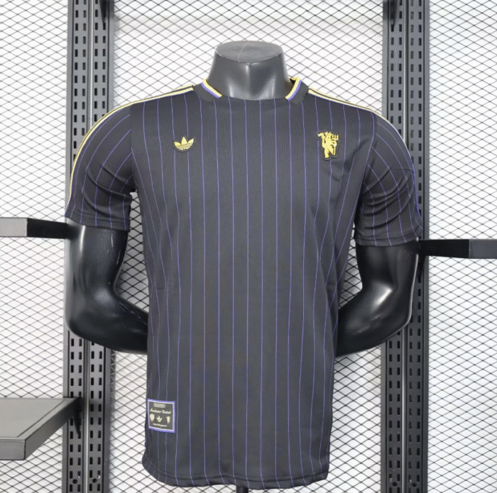 2526 Manchester United Clover player shirt - Image 1
